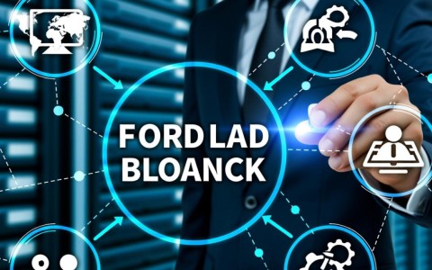 配置端口负载均衡时，如何确保不同服务间的端口分配与互不干扰？