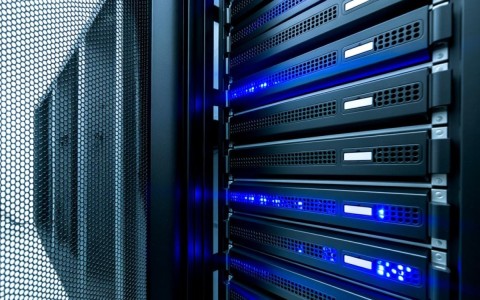 服务器每天关机好不好？对硬件寿命和性能有啥影响？