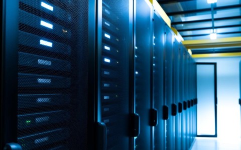 服务器每天关机好不好？对硬件寿命和性能影响有多大？